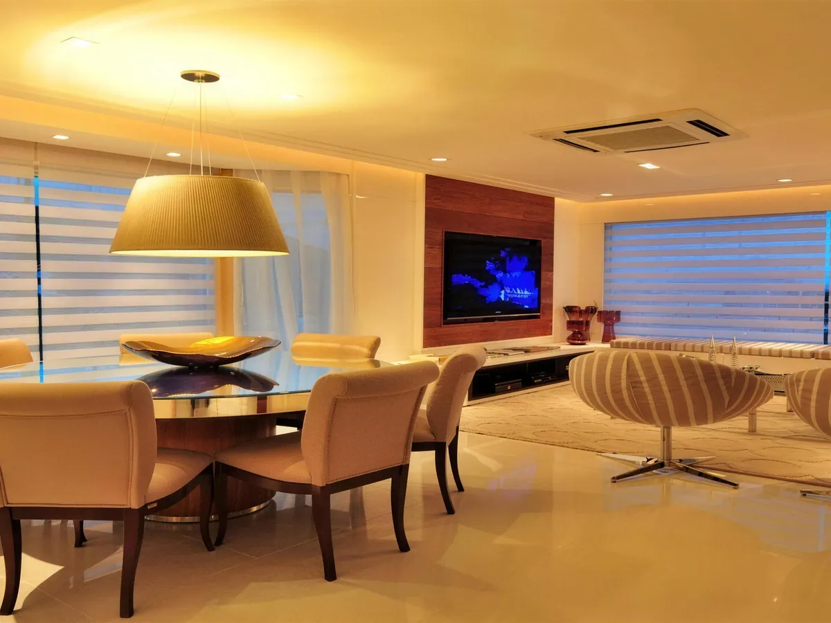 Sala de jantar e estar com persianas Double Vision nas janelas.