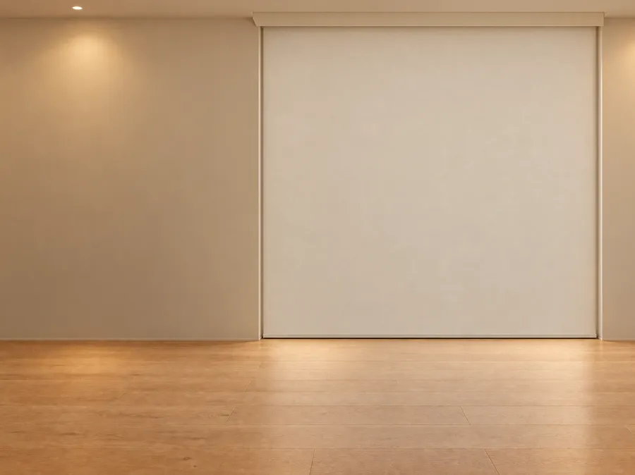 Sala clara à noite com rolo blackout baixado até o piso e bando no alto da janela.