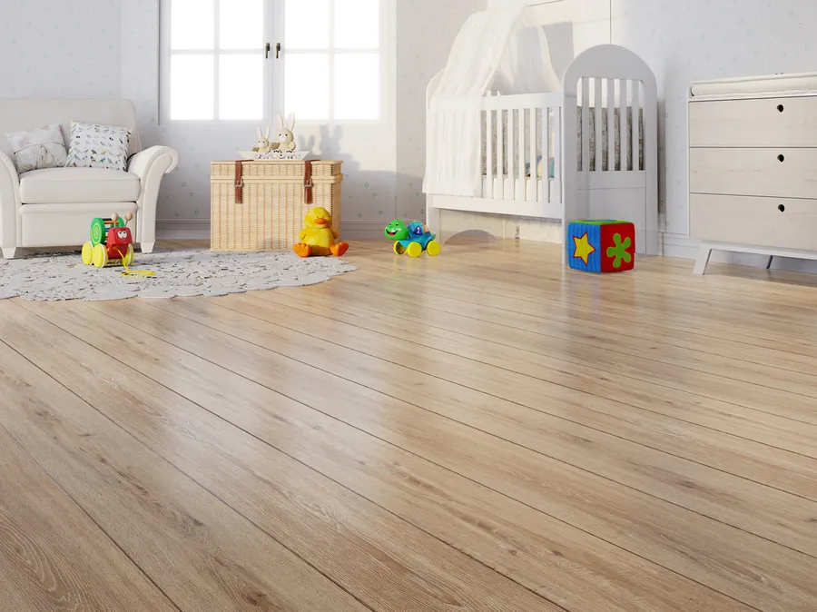 Quarto de bebê com piso laminado de carvalho claro.