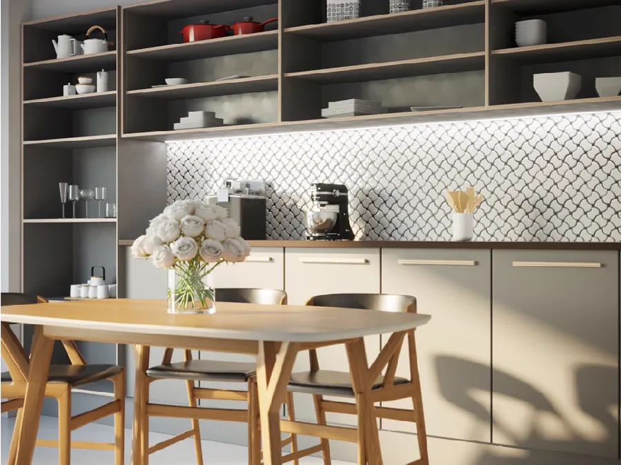 Cozinha com mesa de madeira e pastilhas em mosaico branco e cinza na parede da bancada.