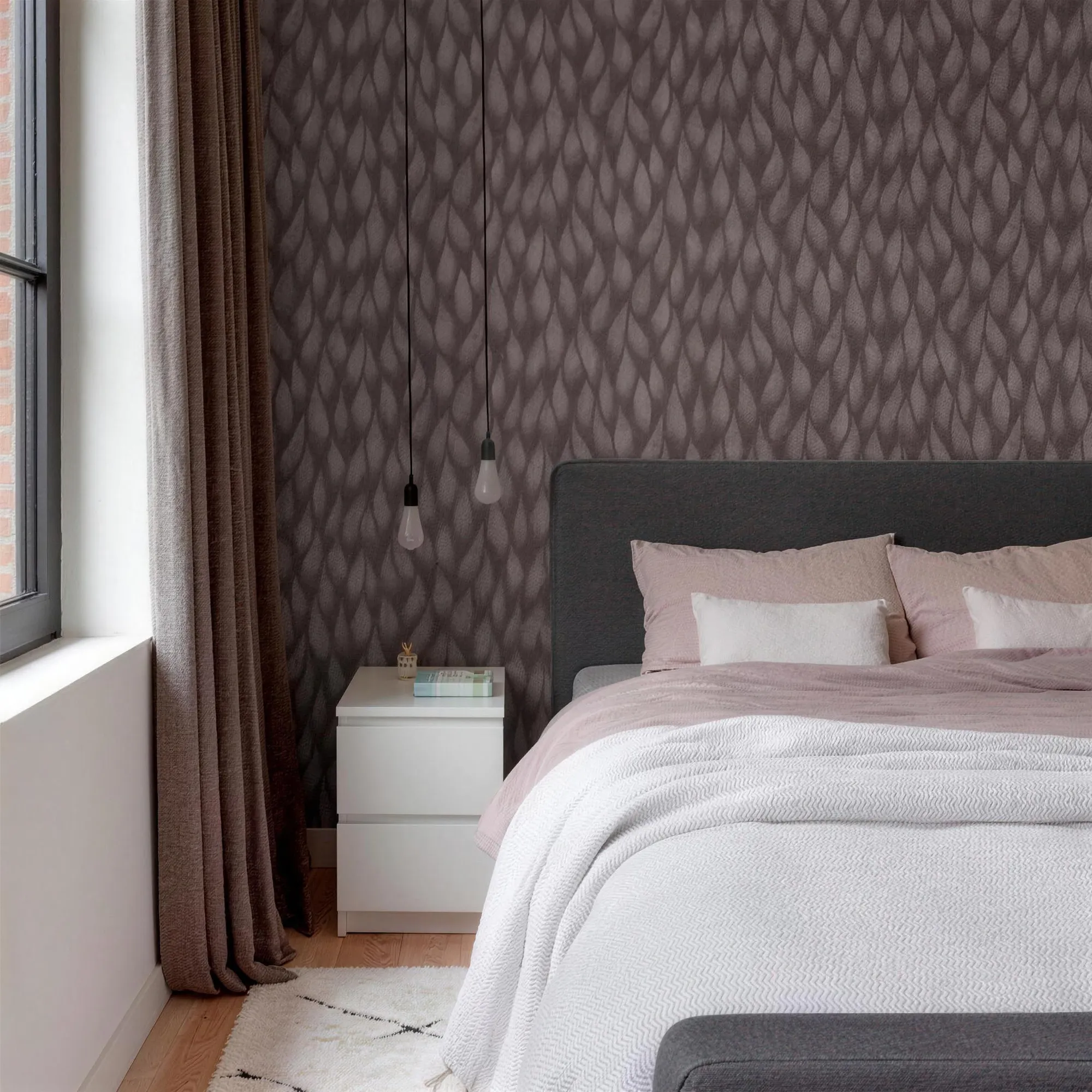 Quarto com papel de parede de folhas estilizadas em tom ameixa escuro atrás da cama.
