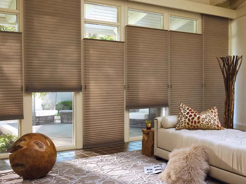 Sala com cortinas celulares top down, baixadas a partir do alto para deixar a luz entrar.