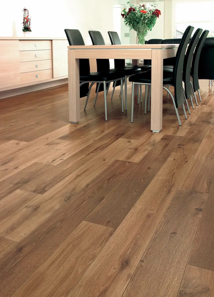 Sala de jantar com cadeiras pretas e piso laminado amadeirado de réguas largas.