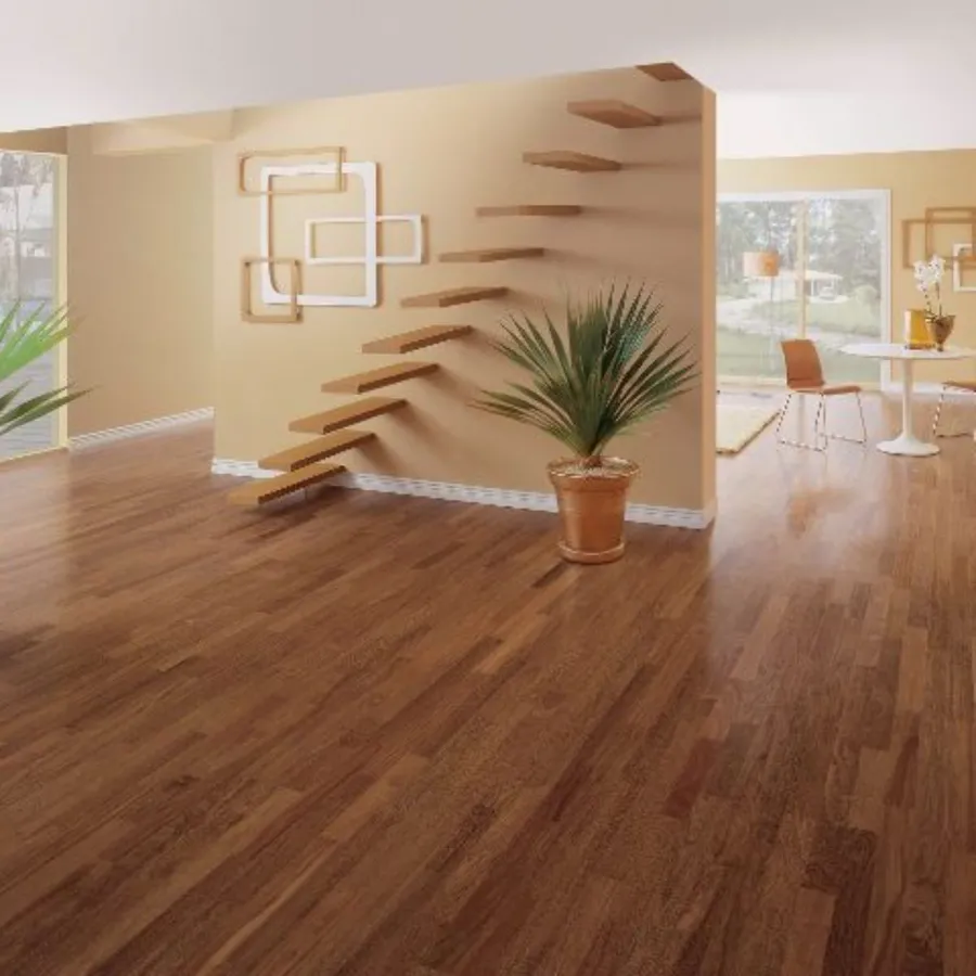 Ambiente amplo com escada flutuante, vaso de palmeira e piso amadeirado avermelhado.